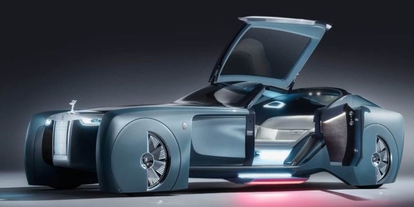 Rolls-Royce 103EX е автономна кола, която служи като илюстрация на истинско превозно средство от бъдещето. Автономните превозни средства безспорно са пътят на бъдещето по отношение на транспорта. Rolls-Royce 103EX, от друга страна, е не само напълно автономен, но също така се контролира от изкуствен интелект с &bdquo;име, душа и цел&ldquo;. Това е експериментален концептуален автомобил от автомобилния производител, създаден да демонстрира не само бъдещите модели на марката, но и бъдещето на транспорта. Неговият привлекателен дизайн никога няма да бъде произведен, но това не пречи на компанията да го показва отново и отново.